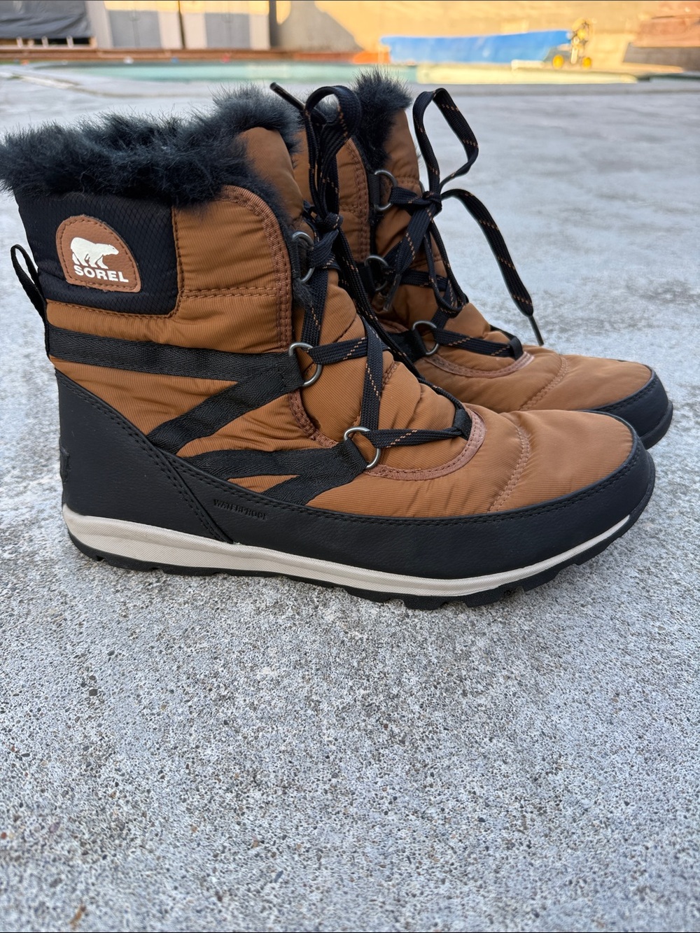 NEW Sorel Women's Whitney Short Lace winter boots, 10.5